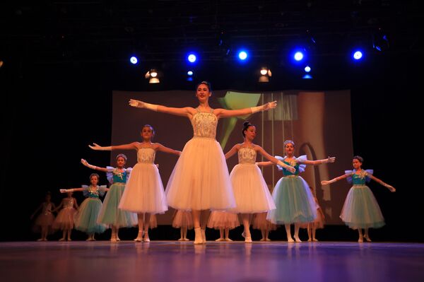 الباليه الروسي يزين مسرح الحمراء في دمشق بمناسبة يوم الطفل، سوريا - سبوتنيك عربي