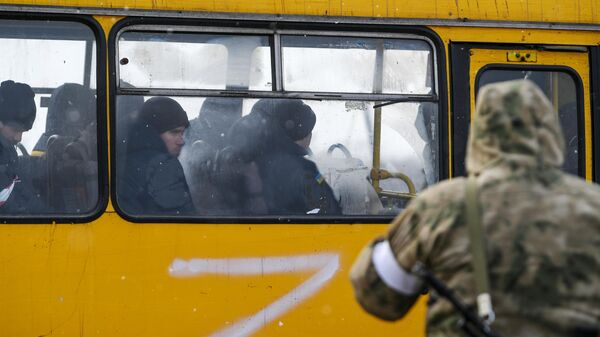 أسرى أوكرانيون يستقلون إحدى سيارات الباص الخاصة بالقوات الروسية - سبوتنيك عربي