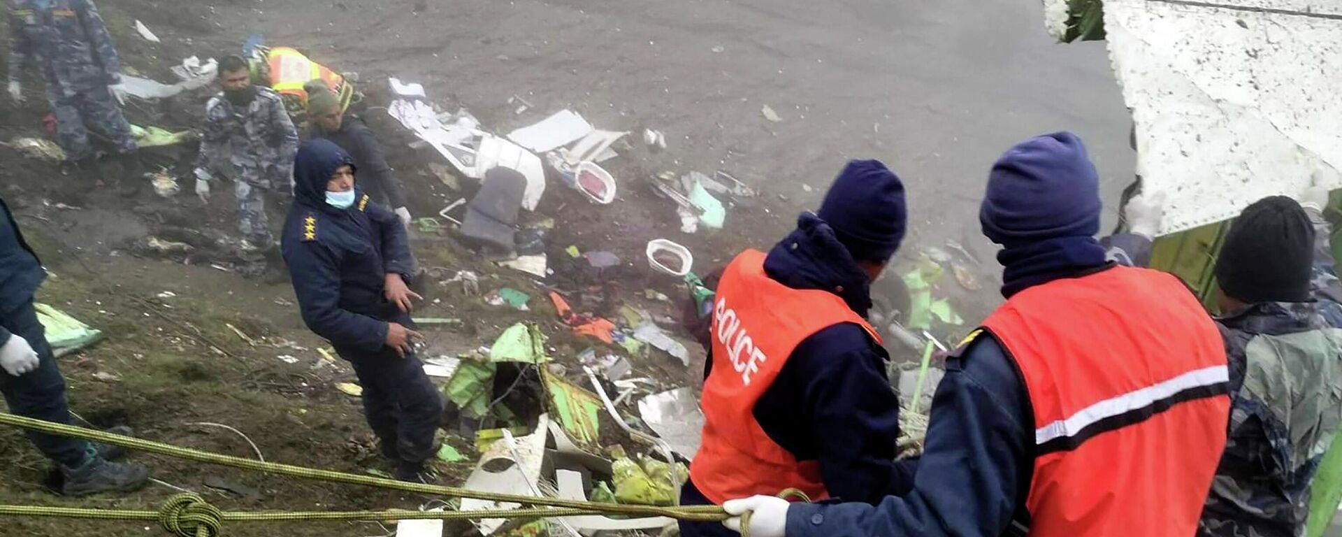 أعضاء فريق إنقاذ ينفذون عملية في موقع تحطم طائرة من طراز Twin Otter، تديرها حاملة الطائرات النيبالية  Tara Air، على سفح جبل في موستانغ، بعد يوم من تحطمها. 30 مايو 2022 - سبوتنيك عربي, 1920, 04.09.2022