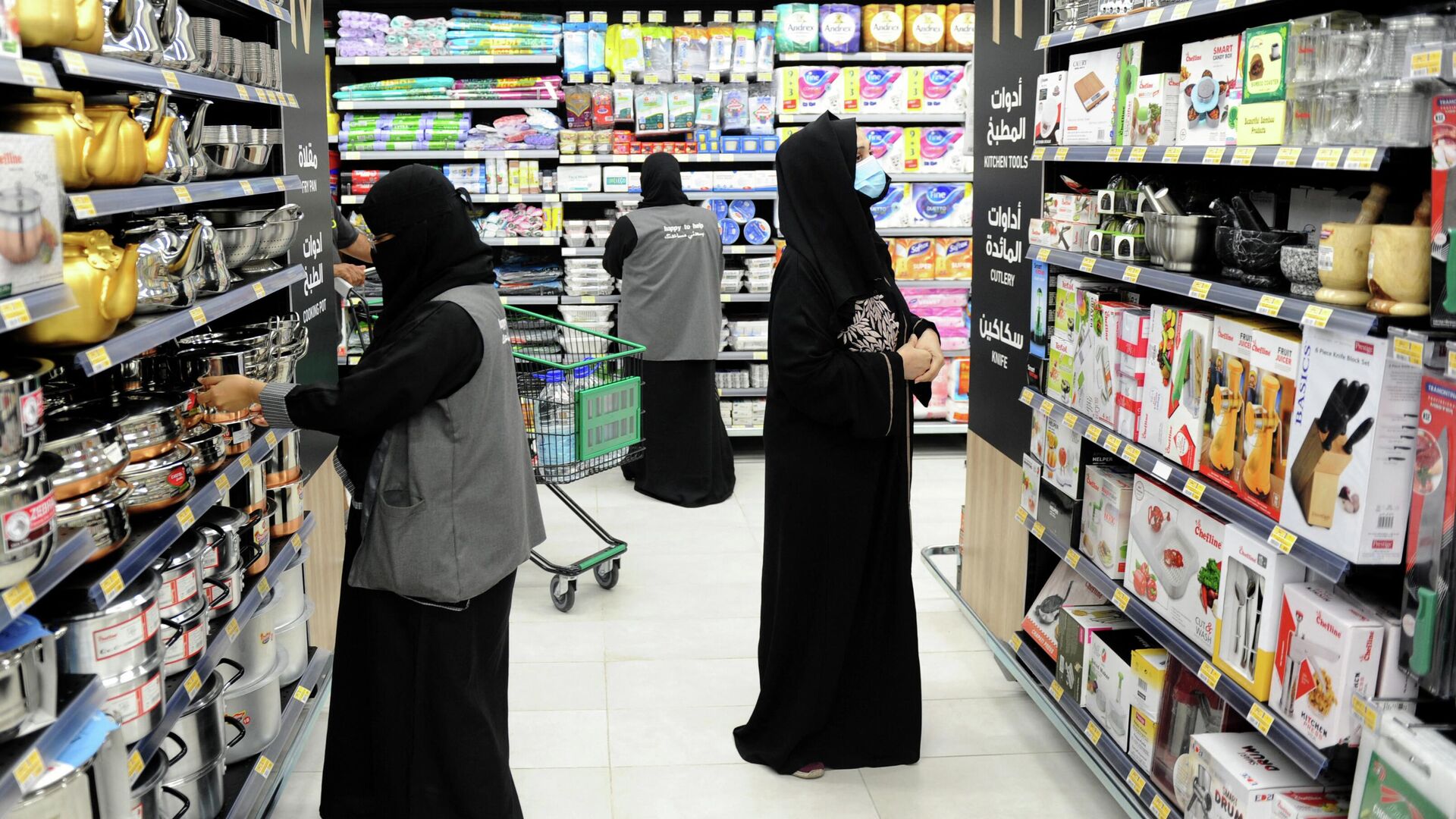 موظفات سعوديات في أحد المحلات لؤلؤ في مدينة جدة، فبراير 21 عام 2021 - سبوتنيك عربي, 1920, 01.07.2022