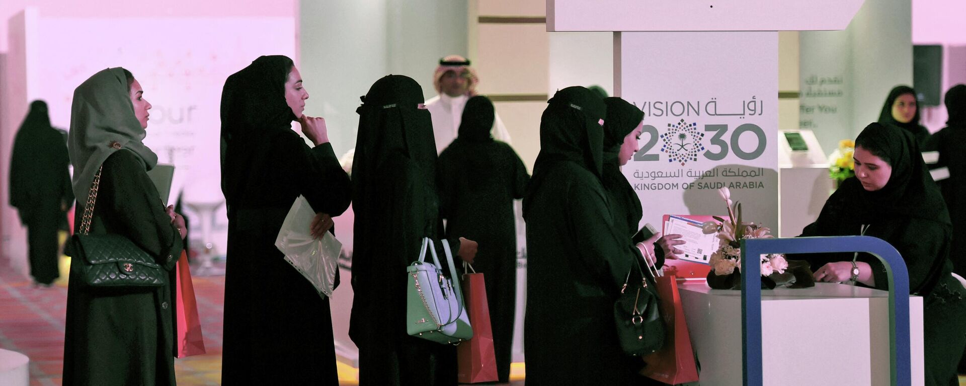 النساء السعوديات في معرض توظيف عام 2017 في العاصمة السعودية الرياض، وأعلنت وسائل الإعلام الحكونية أن المملكة هي آخر دولة في العالم سمحت للمرأة بالقيادة - سبوتنيك عربي, 1920, 24.08.2022