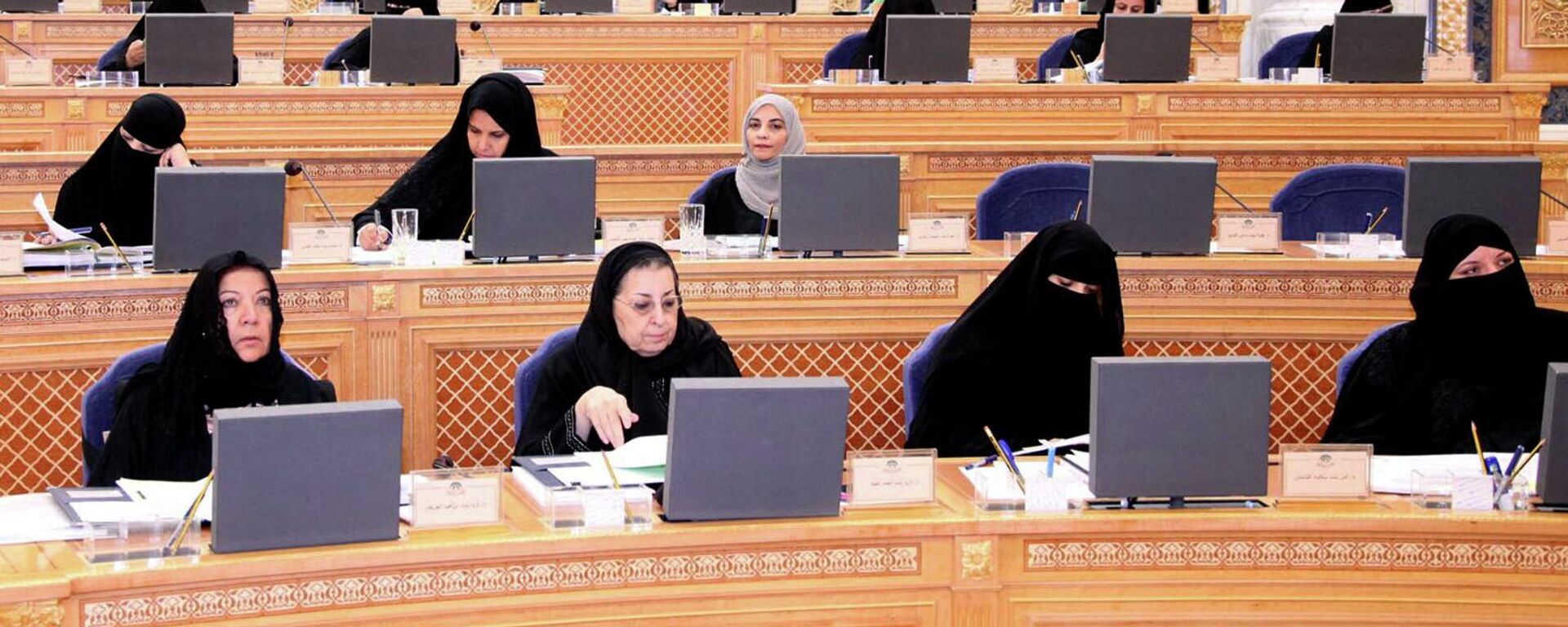 صورة نشرتها وكالة الأنباء السعودية واس في 11 مارس 2013 ، تظهر نساء سعوديات يحضرن جلسة في مجلس الشورى في العاصمة الرياض في 10 مارس 2013. شغلت ثلاثون امرأة سعودية مقاعد في مجلس الشورى السعودي لأول مرة. في تاريخ المملكة صورة نشرتها وكالة الأنباء السعودية واس في 11 مارس 2013 ، تظهر نساء سعوديات يحضرن جلسة في مجلس الشورى في العاصمة الرياض في 10 مارس 2013. شغلت ثلاثون امرأة سعودية مقاعد في مجلس الشورى السعودي لأول مرة. في تاريخ المملكة - سبوتنيك عربي, 1920, 17.09.2024