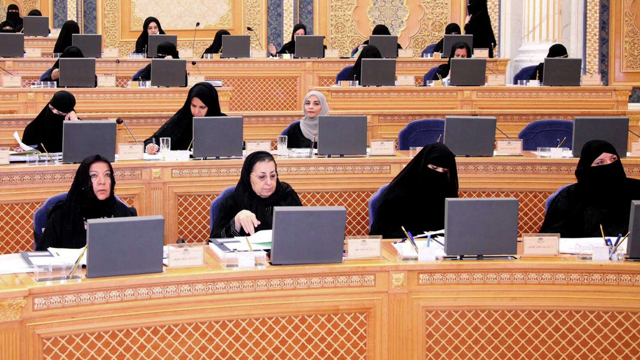 السعودية تمنع زواج مواطنيها من إحدى الدول العربية وتضع شرطا