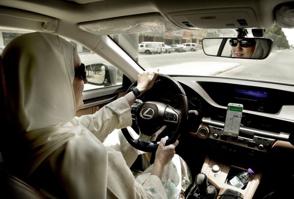 تقود أمال فرحات سيارتها في الرياض بالمملكة العربية السعودية، وتعمل في شركة الأجرة "كريم"، وهي خدمة تأجير سيارات إقليمية منافسة لـ "أوبر" - سبوتنيك عربي