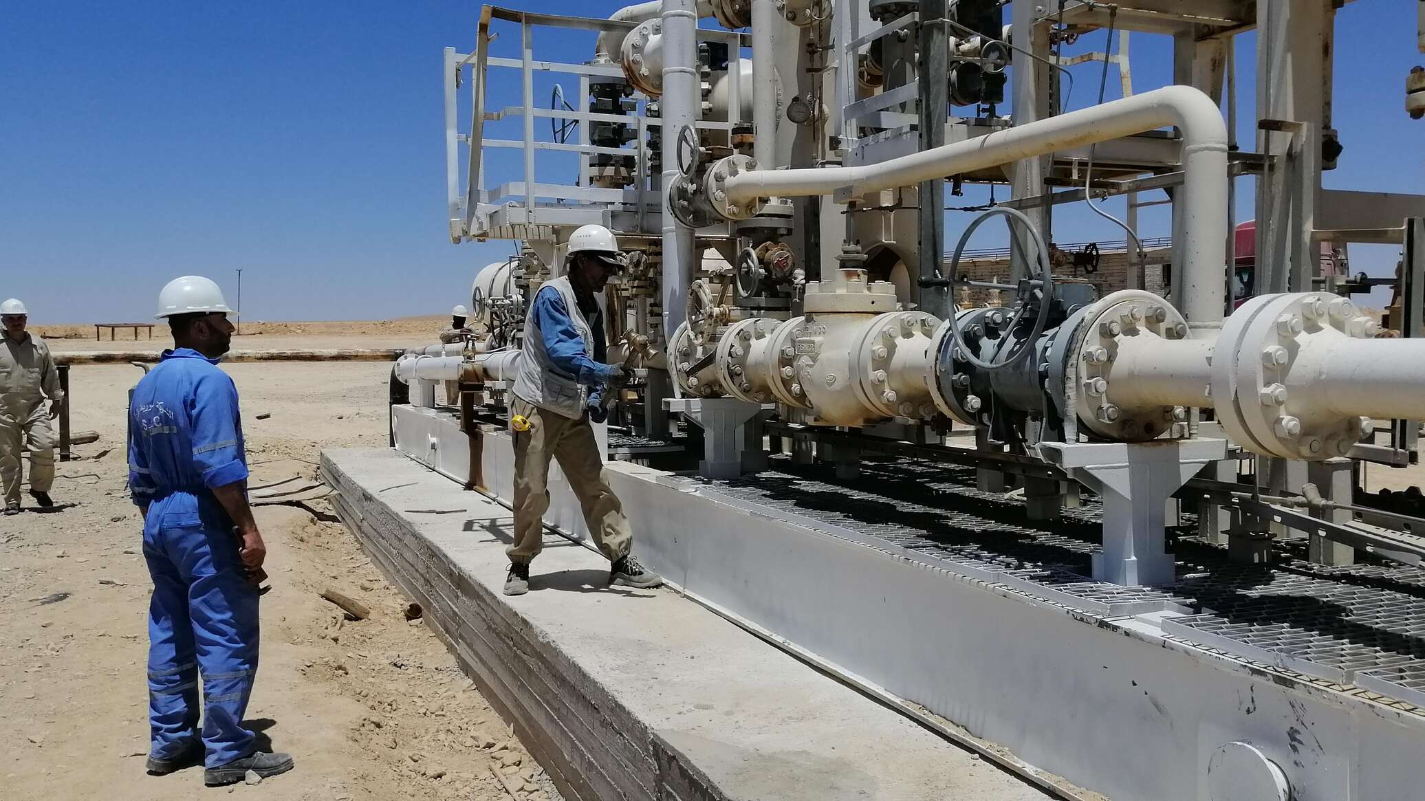 دولة عربية تستهدف حفر 40 بئرا للتنقيب عن النفط والغاز في 5 مواقع