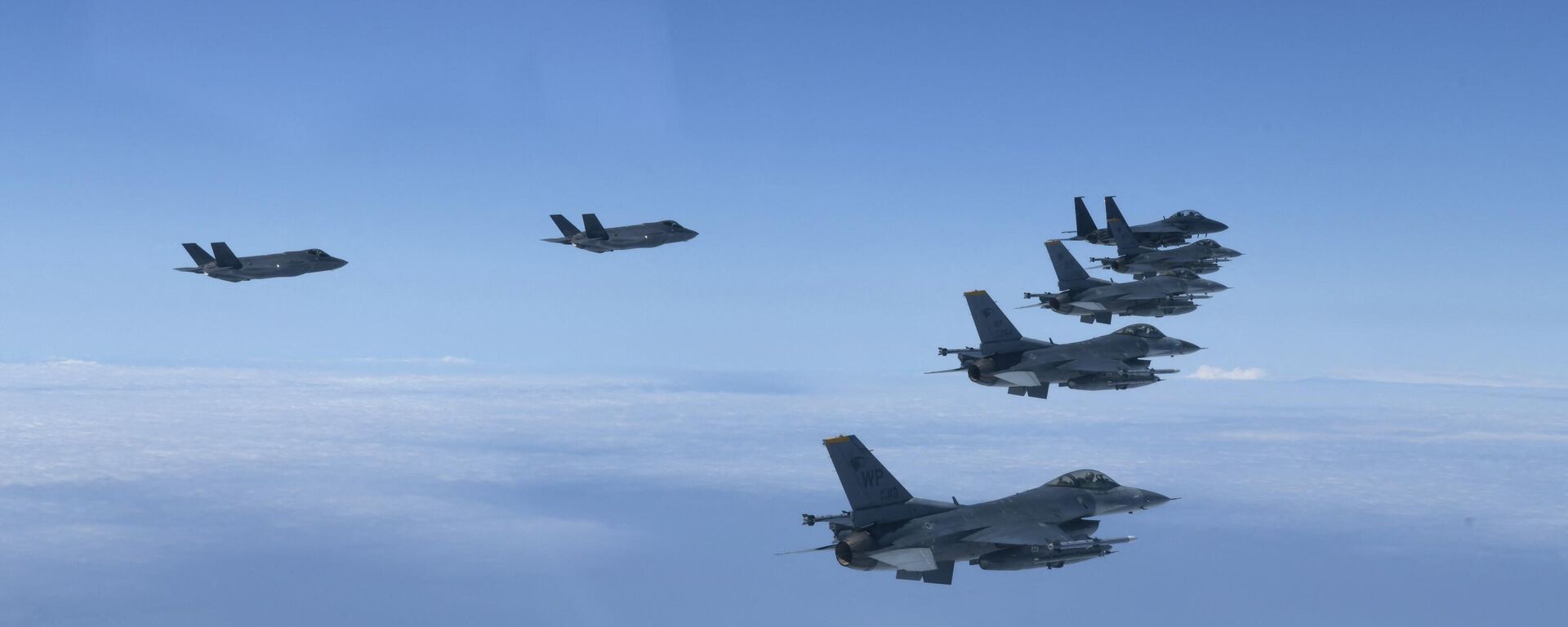 هذه الصورة المنشورة التي التقطت في 7 يونيو/ حزيران الجاري، قدمت من قبل وزارة الدفاع الكورية الجنوبية في سئول تظهر طائرات حربية كورية جنوبية، بما في ذلك مقاتلات الشبح F-35 وطائرات F-16 الأمريكية تحلق في تشكيلات تكتيكية في المجال الجوي فوق كوريا الجنوبية، ردًا على تجارب صواريخ كوريا الشمالية. - سبوتنيك عربي, 1920, 05.07.2022