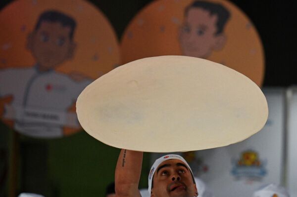 طاهي بيتزا يتنافس خلال "بطولة البيتزا الأرجنتينية" العاشرة في بوينس آيرس، في 7 يونيو 2022. - سبوتنيك عربي