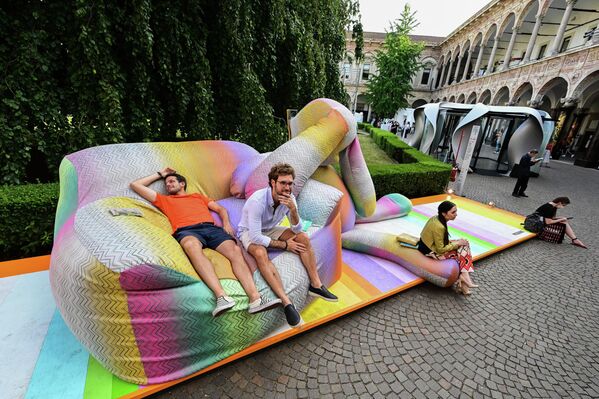 زائرة تلتقط صورة في كرسي من تصميم ألبيرتو كاليري وميسوني (Alberto Caliri with Missoni)، في إطار معرض ديزاين فير (Design Fair) في ميلانو، إيطاليا، 7 يونيو 2022. - سبوتنيك عربي