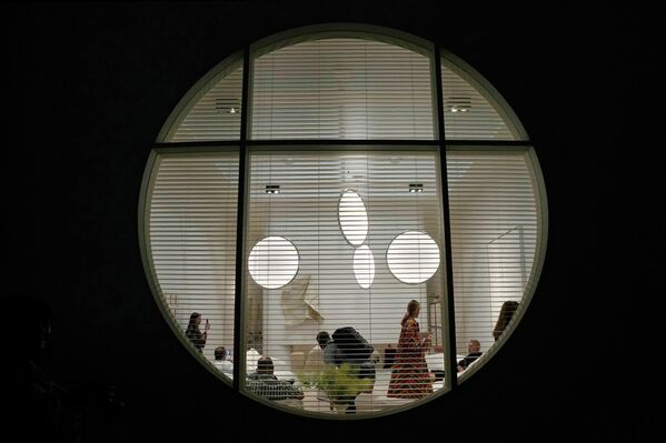 ينظر الناس إلى إبداعات مصممي أثاث من تصميم Meridiani، وهي جزء من معرض ديزاين فير (Design Fair) في ميلانو، إيطاليا، 7 يونيو 2022. - سبوتنيك عربي