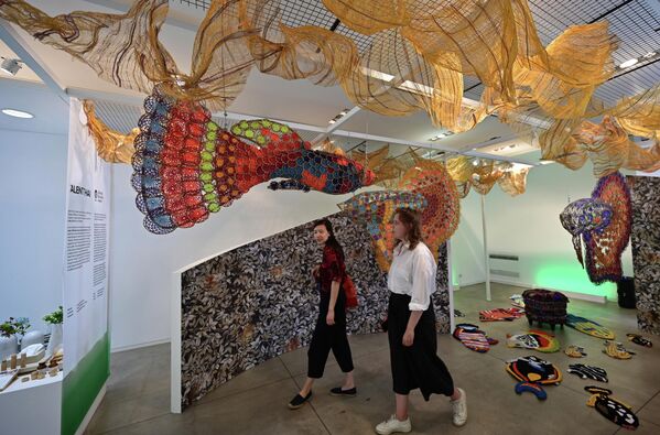 زوار يتفقدزن تصاميم مشروع التايلندي الموهوب (Talent Thai Project)، في إطار معرض ديزاين فير (Design Fair) في ميلانو، إيطاليا، 6 يونيو 2022. - سبوتنيك عربي