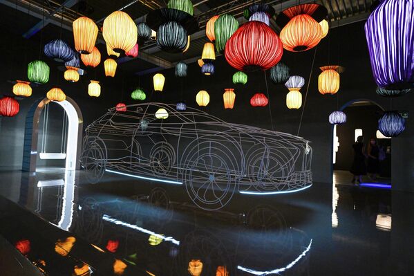 تركيبة من الإطارات السلكية للمصمم الأمريكي جيرمان بارنز (Germane Barnes) لسيارات لكزس كجزء من حدث التصميم Fuorisalone 2022، في إطار معرض ديزاين فير (Design Fair) في ميلانو، إيطاليا، 6 يونيو 2022. - سبوتنيك عربي