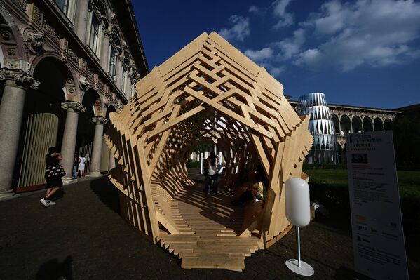 مشروع فني من تصميم جياكومو غارزيانو -ج ج- لوب مع روبنر هاوس (Giacomo Garziano - GG-Loop with Rubner Haus)،  وهو عبارة عن جناح خشبي مستدام مستوحى من أنواع قنافذ البحر، والذي يستكشف النموذج الأصلي للمأوى للتأمل في العلاقة بين الإنسان والطبيعة البيئة كأساس للتجديد الضروري للكوكب، في إطار معرض ديزاين فير (Design Fair) في ميلانو، إيطاليا، 6 يونيو 2022. - سبوتنيك عربي