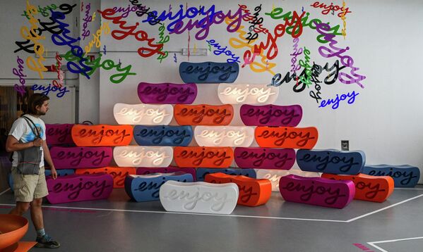 يشاهد الزوار مشروع فني من تصميم كلاك ديزاين ( Klak Design)، في إطار معرض ديزاين فير (Design Fair) في ميلانو، إيطاليا، 6 يونيو 2022. - سبوتنيك عربي