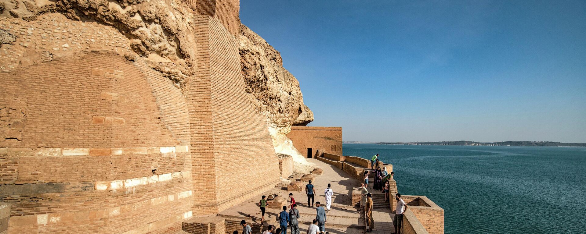 مواطنون يزورون أطلال قلعة جعبر في خزان بحيرة الأسد بمحافظة الرقة في 3 حزيران 2022 مواطنون يزورون أطلال قلعة جعبر في خزان بحيرة الأسد بمحافظة الرقة في 3 حزيران 2022 - سبوتنيك عربي, 1920, 09.06.2022