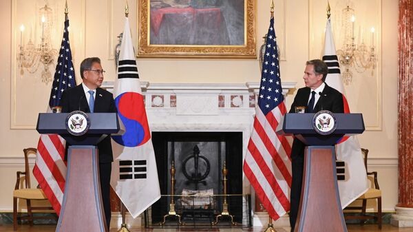 وزير الخارجية الأمريكي أنتوني بلينكن، خلال مؤتمر صحفي مع وزير خارجية كوريا الجنوبية، بارك جين - سبوتنيك عربي