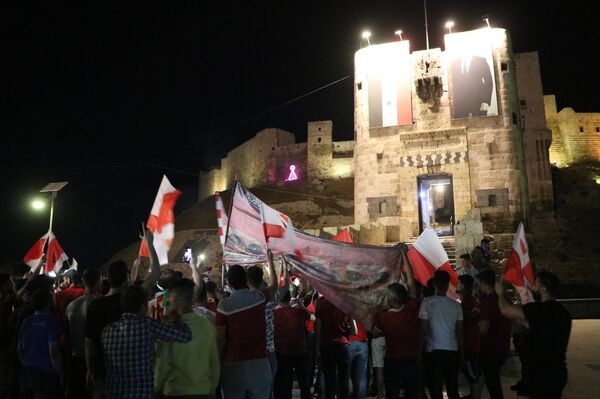 الحلبيون يملؤون شوارع مدينتهم ليلا احتفالا بتتويج ناديهم (الأهلي) بلقب دوري كرة السلة للرجال - سبوتنيك عربي