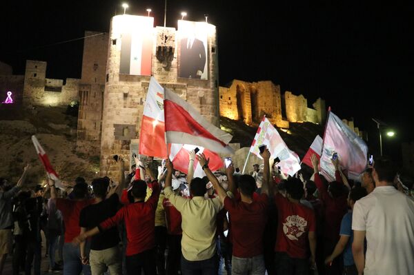 الحلبيون يملؤون شوارع مدينتهم ليلا احتفالا بتتويج ناديهم (الأهلي) بلقب دوري كرة السلة للرجال - سبوتنيك عربي