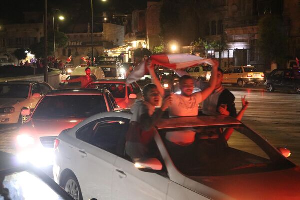 الحلبيون يملؤون شوارع مدينتهم ليلا احتفالا بتتويج ناديهم (الأهلي) بلقب دوري كرة السلة للرجال - سبوتنيك عربي