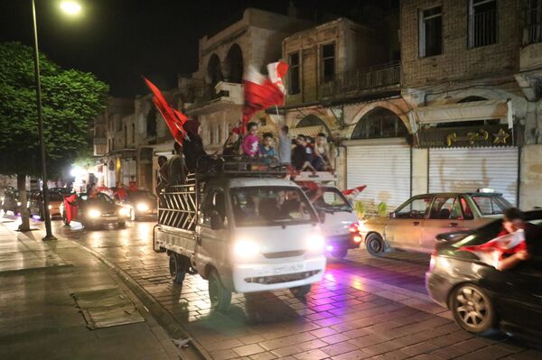 الحلبيون يملؤون شوارع مدينتهم ليلا احتفالا بتتويج ناديهم الأهلي بلقب دوري كرة السلة للرجال - سبوتنيك عربي