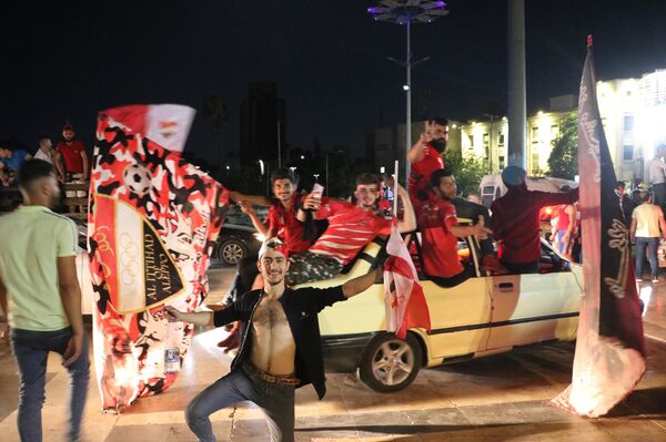 الحلبيون يملؤون شوارع مدينتهم ليلا احتفالا بتتويج ناديهم الأهلي بلقب دوري كرة السلة للرجال - سبوتنيك عربي