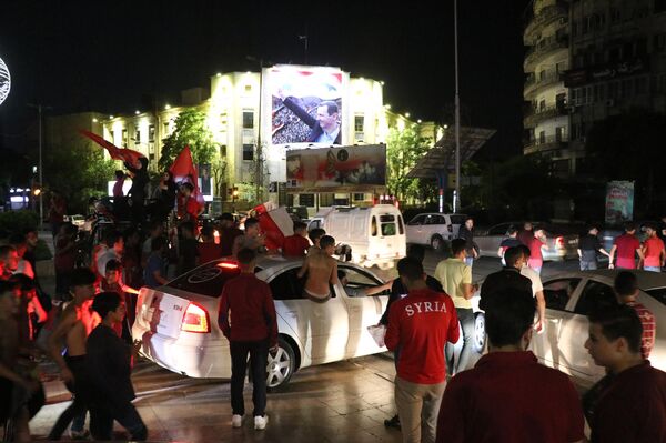 الحلبيون يملؤون شوارع مدينتهم ليلا احتفالا بتتويج ناديهم الأهلي بلقب دوري كرة السلة للرجال - سبوتنيك عربي