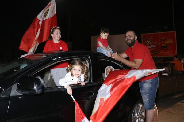 الحلبيون يملؤون شوارع مدينتهم ليلا احتفالا بتتويج ناديهم الأهلي بلقب دوري كرة السلة للرجال - سبوتنيك عربي