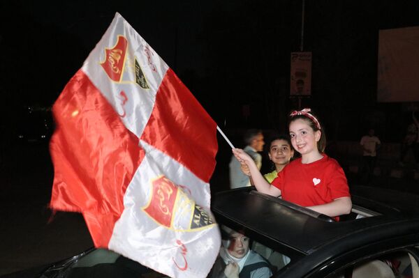 الحلبيون يملؤون شوارع مدينتهم ليلا احتفالا بتتويج ناديهم الأهلي بلقب دوري كرة السلة للرجال - سبوتنيك عربي