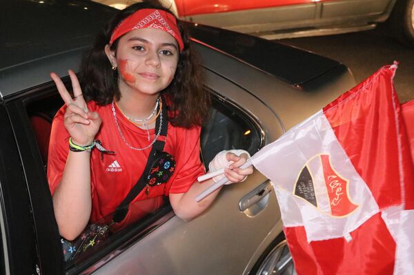 الحلبيون يملؤون شوارع مدينتهم ليلا احتفالا بتتويج ناديهم الأهلي بلقب دوري كرة السلة للرجال - سبوتنيك عربي