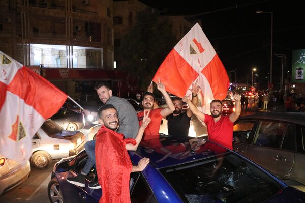 الحلبيون يملؤون شوارع مدينتهم ليلا احتفالا بتتويج ناديهم الأهلي بلقب دوري كرة السلة للرجال - سبوتنيك عربي