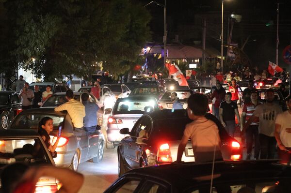 الحلبيون يملؤون شوارع مدينتهم ليلا احتفالا بتتويج ناديهم الأهلي بلقب دوري كرة السلة للرجال - سبوتنيك عربي