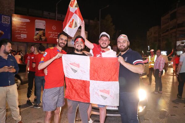 الحلبيون يملؤون شوارع مدينتهم ليلا احتفالا بتتويج ناديهم الأهلي بلقب دوري كرة السلة للرجال - سبوتنيك عربي