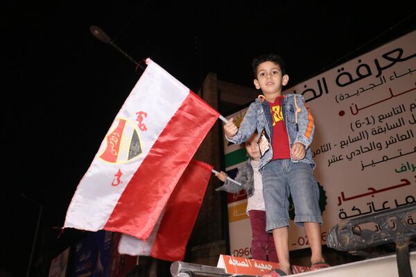 الحلبيون يملؤون شوارع مدينتهم ليلا احتفالا بتتويج ناديهم الأهلي بلقب دوري كرة السلة للرجال - سبوتنيك عربي