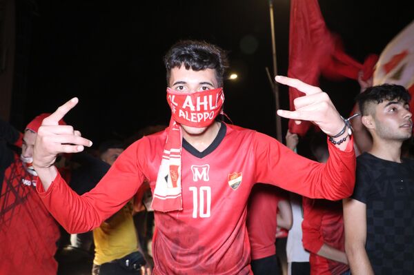 الحلبيون يملؤون شوارع مدينتهم ليلا احتفالا بتتويج ناديهم الأهلي بلقب دوري كرة السلة للرجال - سبوتنيك عربي