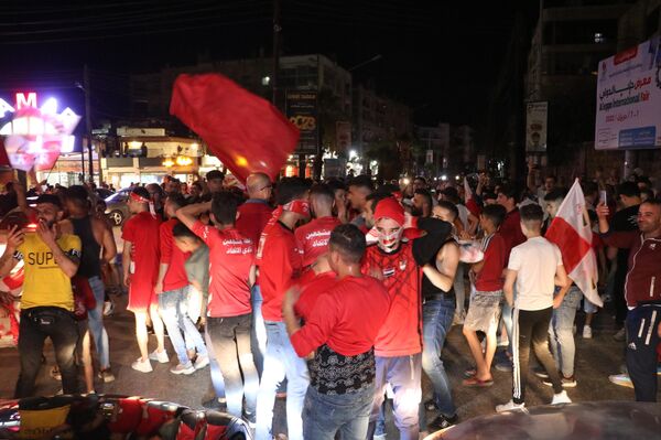 الحلبيون يملؤون شوارع مدينتهم ليلا احتفالا بتتويج ناديهم الأهلي بلقب دوري كرة السلة للرجال - سبوتنيك عربي