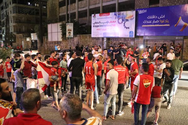 الحلبيون يملؤون شوارع مدينتهم ليلا احتفالا بتتويج ناديهم الأهلي بلقب دوري كرة السلة للرجال - سبوتنيك عربي