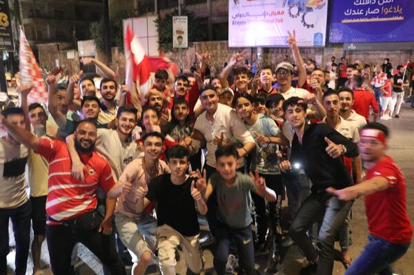 الحلبيون يملؤون شوارع مدينتهم ليلا احتفالا بتتويج ناديهم الأهلي بلقب دوري كرة السلة للرجال - سبوتنيك عربي