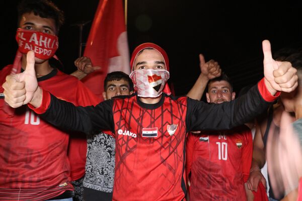 الحلبيون يملؤون شوارع مدينتهم ليلا احتفالا بتتويج ناديهم الأهلي بلقب دوري كرة السلة للرجال - سبوتنيك عربي