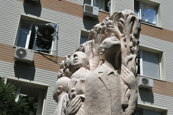 شباك محطم في المركز الجمهوري لحماية الأمومة والطفولة في دونيتسك، الذي قصفته القوات الأوكرانية. تم نقل جميع الحوامل إلى القبو - سبوتنيك عربي