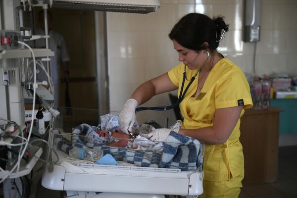 ممرضة تقوم برصد الحالة الصحية للمولود في المركز الجمهوري لحماية الأمومة والطفولة - سبوتنيك عربي