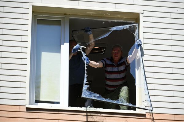 عملية إزلة الشباك المحطم بعد القصف الأوكراني - سبوتنيك عربي