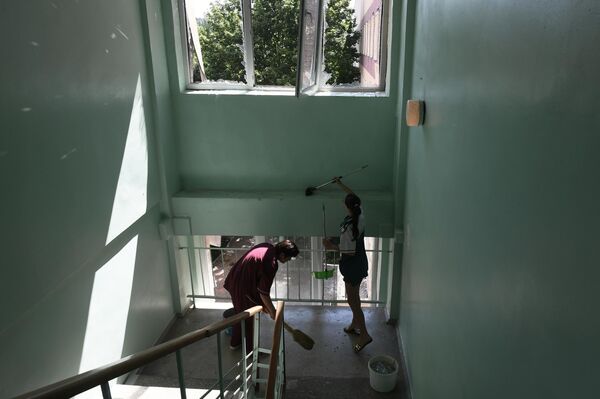 امرأتان تزيلان شظايا الزجاج - سبوتنيك عربي