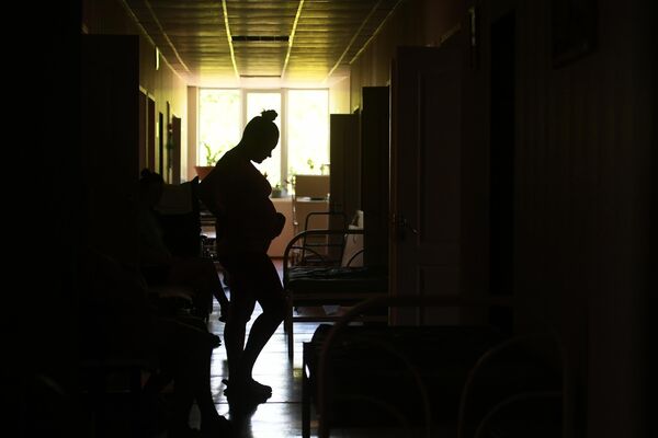 امرأة حامل في الممر بالمركز الجمهوري لحماية الأمومة والطفولة في دونيتسك - سبوتنيك عربي