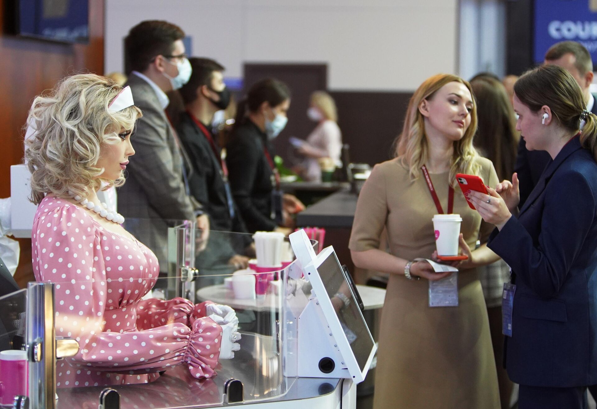 روبوت حسناء دنياشا في منتدى بطرسبرغ الاقتصادي الدولي - سبوتنيك عربي, 1920, 15.06.2022