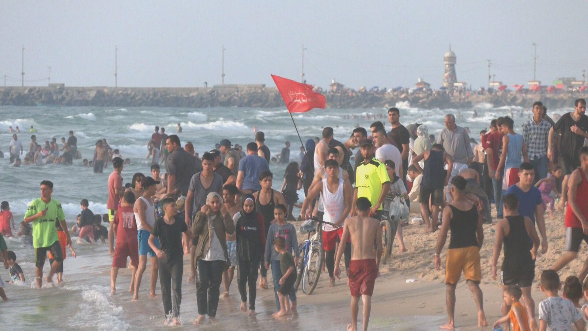 سكان قطاع غزة يستمتعون بالسباحة في مياه بحر نظيفة لأول مرة منذ 15 سنة سكان قطاع غزة يستمتعون بالسباحة في مياه بحر نظيفة لأول مرة منذ 15 سنة - سبوتنيك عربي, 1920, 22.06.2022
