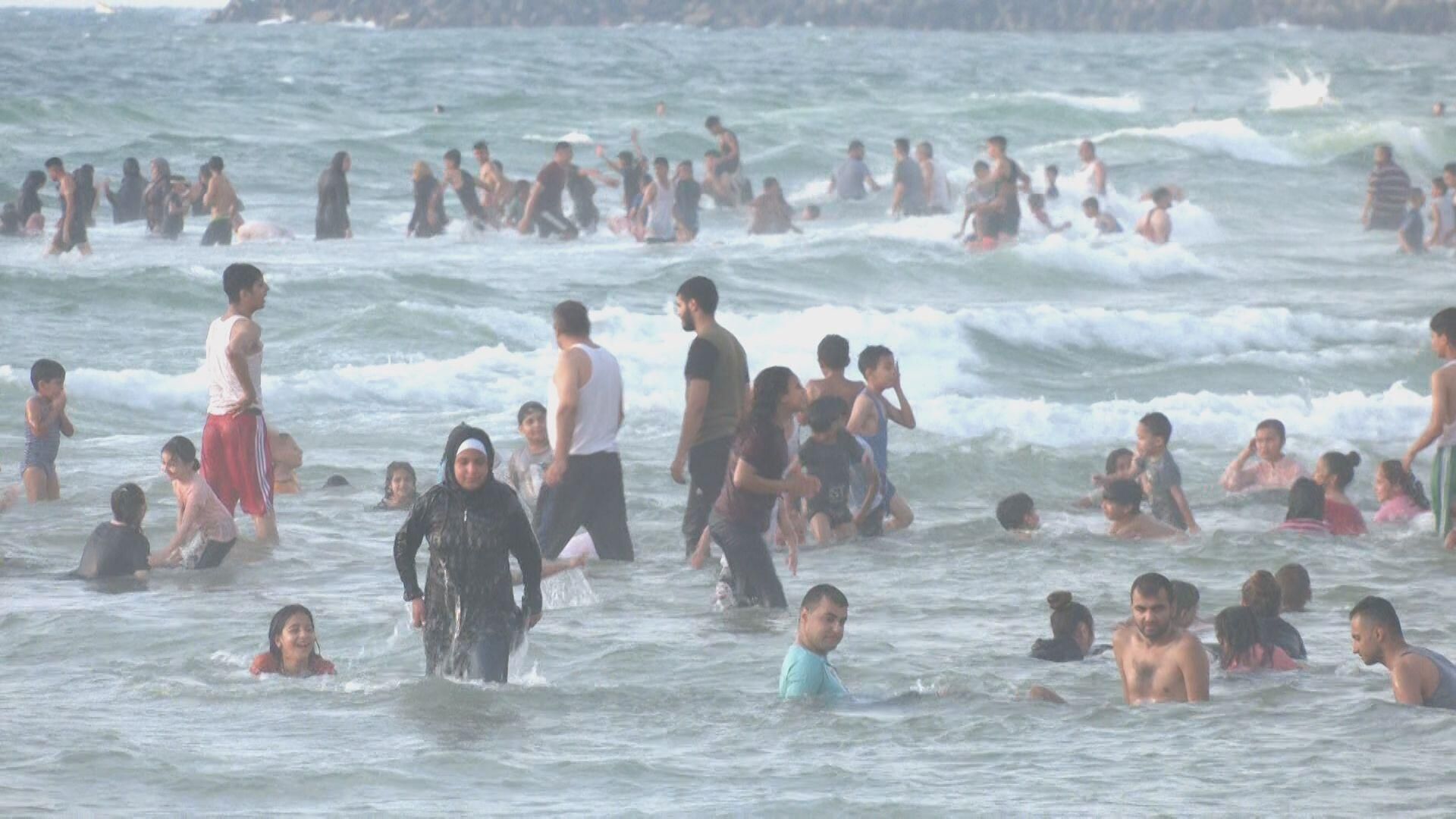 سكان قطاع غزة يستمتعون بالسباحة في مياه بحر نظيفة لأول مرة منذ 15 سنة سكان قطاع غزة يستمتعون بالسباحة في مياه بحر نظيفة لأول مرة منذ 15 سنة - سبوتنيك عربي, 1920, 22.06.2022