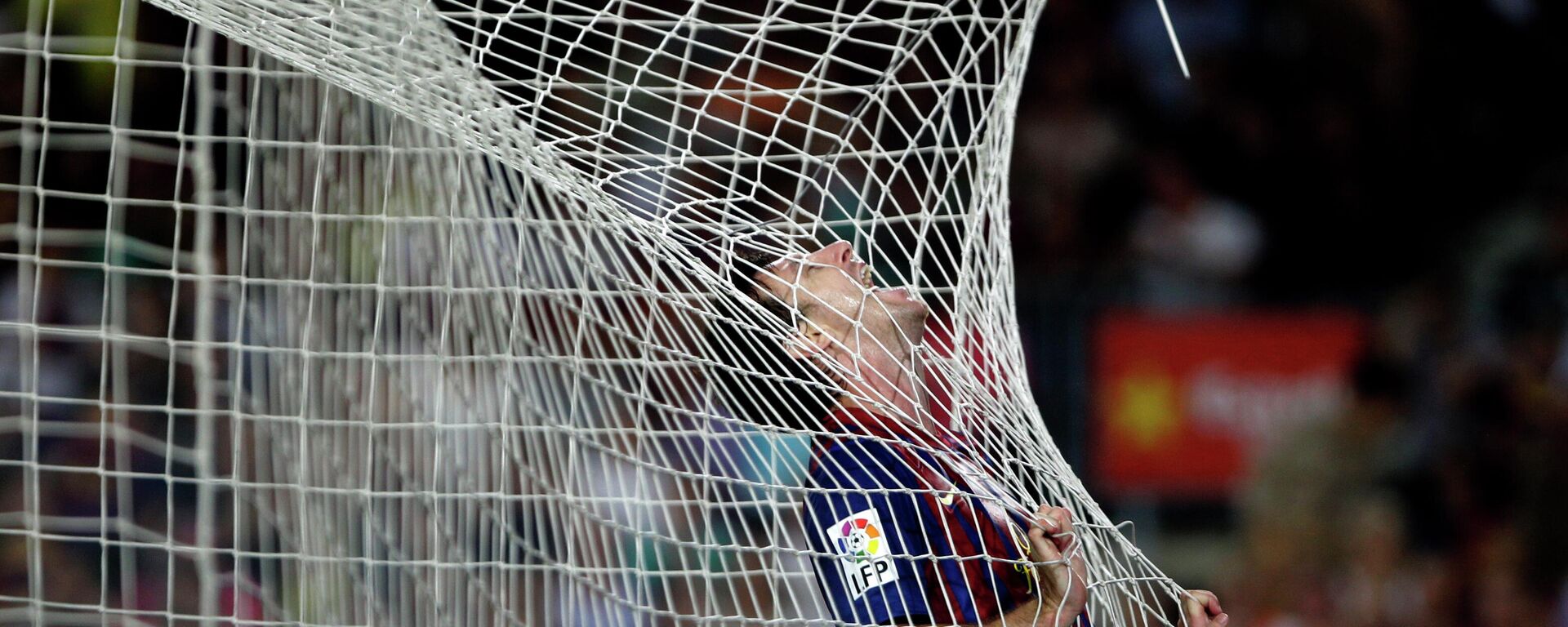 ليونيل ميسي لاعب نادي برشلونة الأرجنتيني يرد على أوساسونا خلال مباراة كرة قدم في الدوري الإسباني في ملعب كامب نو في برشلونة، إسبانيا.  - سبوتنيك عربي, 1920, 26.02.2026