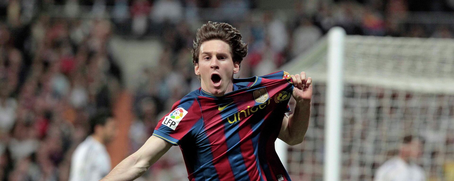 احتفل الأرجنتيني ليونيل ميسي لاعب برشلونة بهدفه في مرمى ريال مدريد خلال مباراة كرة قدم في الدوري الإسباني على ملعب سانتياغو برنابيو في مدريد، أبريل 10 عام 2010 - سبوتنيك عربي, 1920, 06.11.2025
