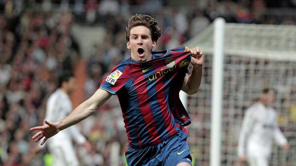 احتفل الأرجنتيني ليونيل ميسي لاعب برشلونة بهدفه في مرمى ريال مدريد خلال مباراة كرة قدم في الدوري الإسباني على ملعب سانتياغو برنابيو في مدريد، أبريل 10 عام 2010 - سبوتنيك عربي