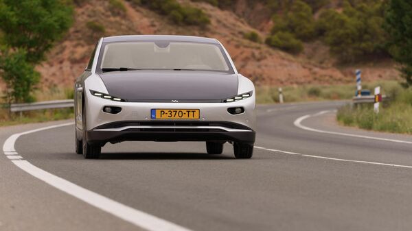  أول سيارة تعمل بالطاقة الشمسية Lightyear O تسير في الطريق خلال عرضها العالمي الأول في توديلا ، شمال إسبانيا، 9 يونيو 2022 - سبوتنيك عربي