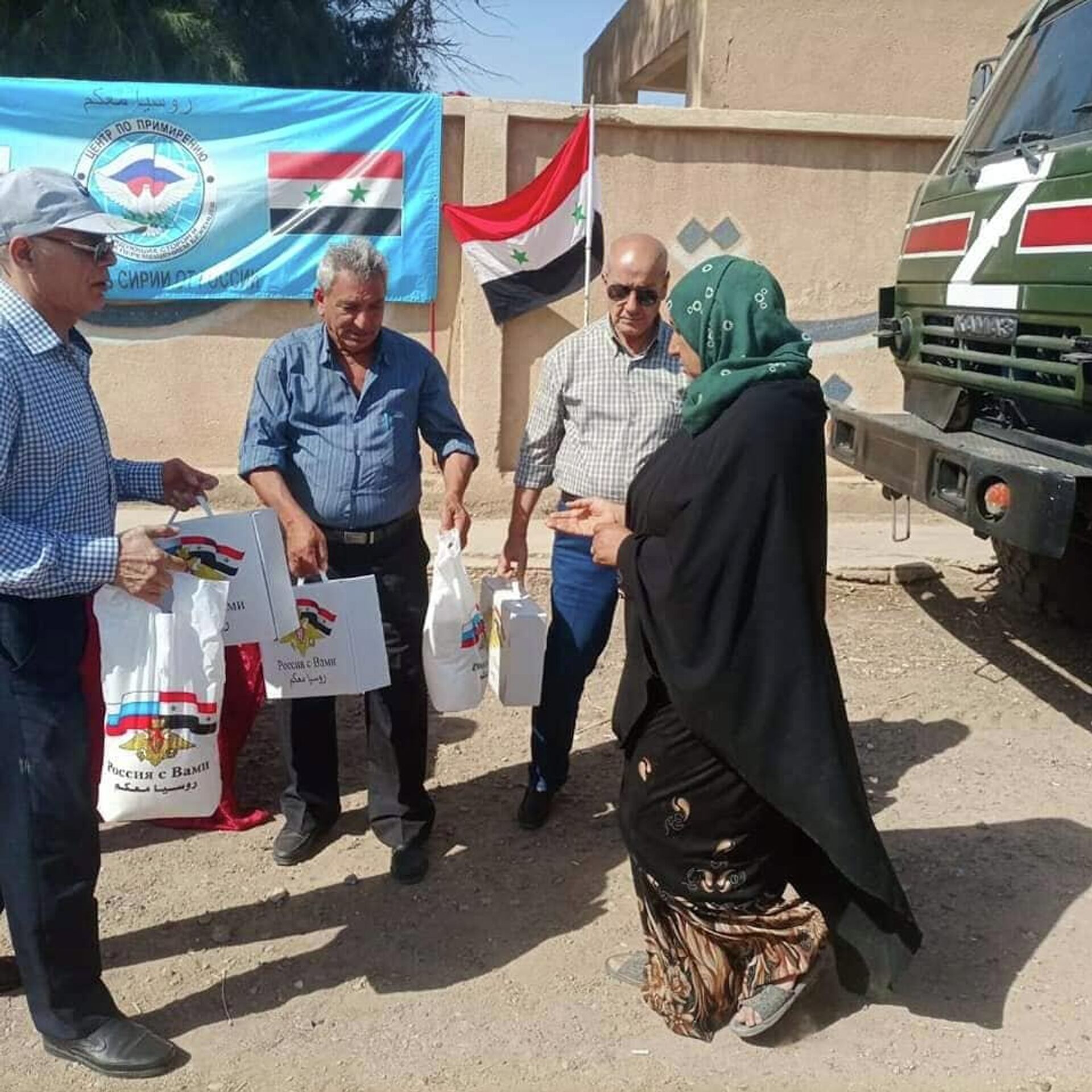 الجيش الروسي يقدم مساعدات طبية وإنسانية للمناطق المحررة في ريف ديرالزور شرقي سوريا - سبوتنيك عربي, 1920, 26.06.2022